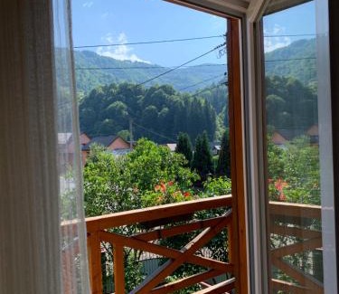 Yasinya House | Discover ZarinSki: Family-Friendly Retreat with Kitchen Access