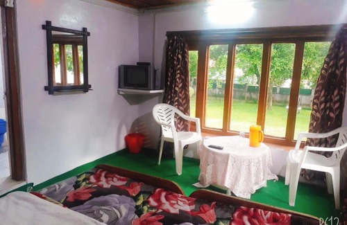 Laripora House | Pet-Friendly Zebrina Guest House with Ocean Views in Pahalgam