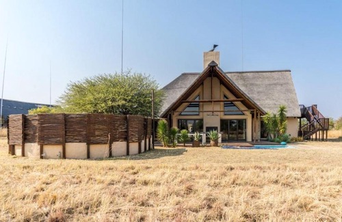 Leeupoort House | Family-Friendly Zebula House with Pool & Hot Tub Bliss