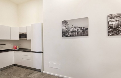 Maddalena Apartment | Modern Zecca Loft: Family-Friendly with Kitchen & Breakfast