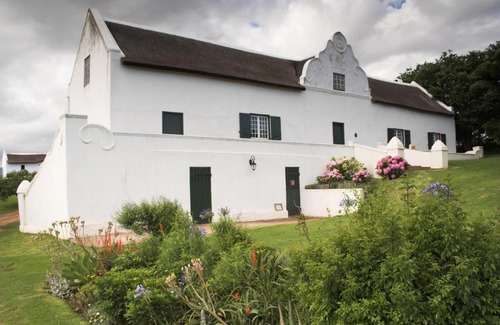 Riversdale House | Historic Zeekoegat Homestead with Pool & Family Amenities