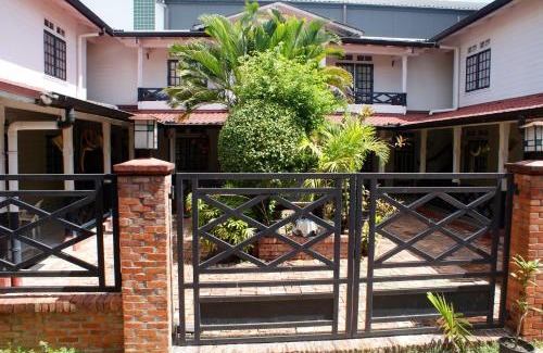 Paramaribo Hotel | Relaxing Zeelandia Suites with Oceanfront Views & Pool
