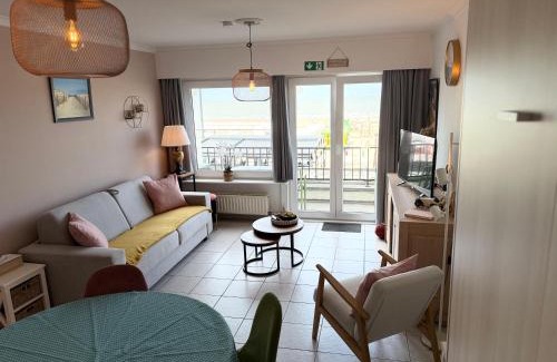 Blankenberge Apartment | Oceanfront Zeezicht Studio Delphine - Rated 9.9 by Guests