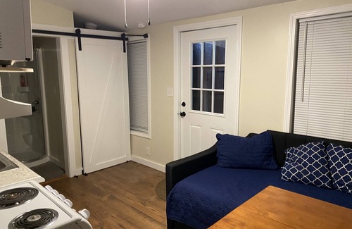Malvern House | Guest Rated: Zeke’s House - Bed and Barn Retreat