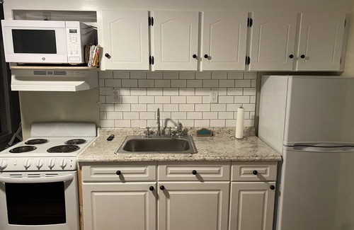 Malvern House | Guest Rated: Zeke’s House - Bed and Barn Retreat