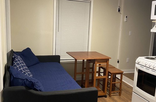 Malvern House | Guest Rated: Zeke’s House - Bed and Barn Retreat