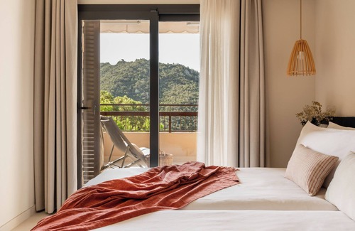 La Pola I Giverola Hotel | Relax at Zel Costa Brava - 4-Star Ocean View Retreat