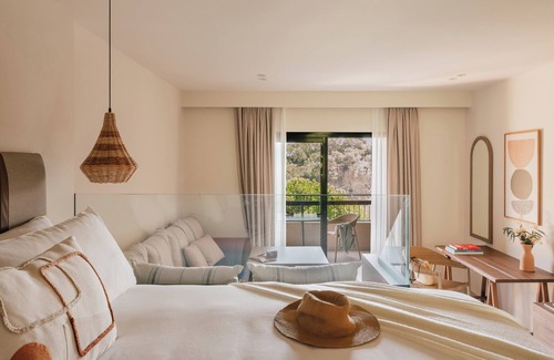 La Pola I Giverola Hotel | Relax at Zel Costa Brava - 4-Star Ocean View Retreat
