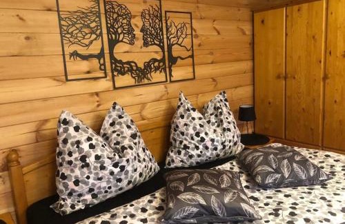 Jirikov Resort | Charming Zelený ostroff Treehouse: Pet-Friendly Retreat