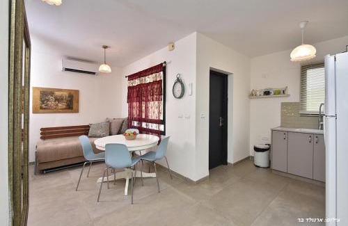 Sde Eliezer Cabin | Indulge at Zemer Lodging: Rated 9.2, Spa & Hot Tub Await