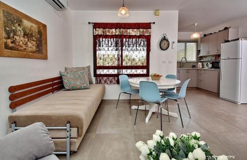 Sde Eliezer Cabin | Indulge at Zemer Lodging: Rated 9.2, Spa & Hot Tub Await