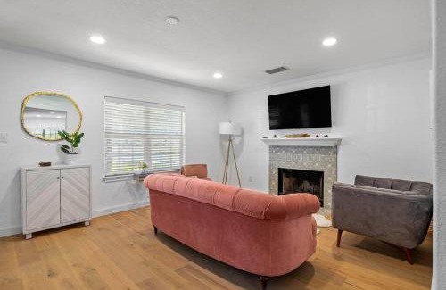 Apache Shores House | Cozy Tree House Retreat in Zen Austin - Pet Friendly Oasis