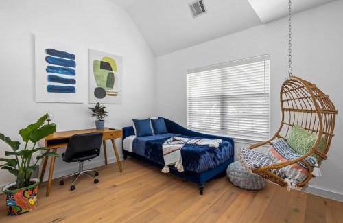 Apache Shores House | Cozy Tree House Retreat in Zen Austin - Pet Friendly Oasis
