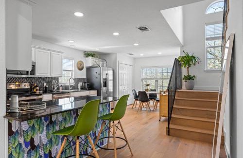 Apache Shores House | Cozy Tree House Retreat in Zen Austin - Pet Friendly Oasis