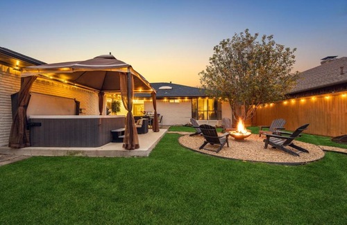 Lake Highlands House | Zen Back Yard with Hot Tub, Firepit, Spa at Home