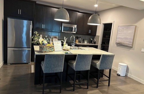 Crescent Heights House | Zen Den: Inner City 4-plex close to DT