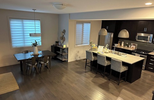 Crescent Heights House | Zen Den: Inner City 4-plex close to DT