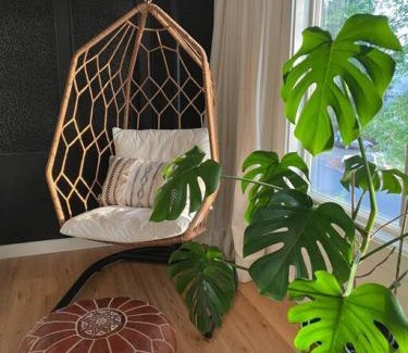 Amazon House | Zen Haus Serene Retreat: Top-Rated Views & Family-Friendly