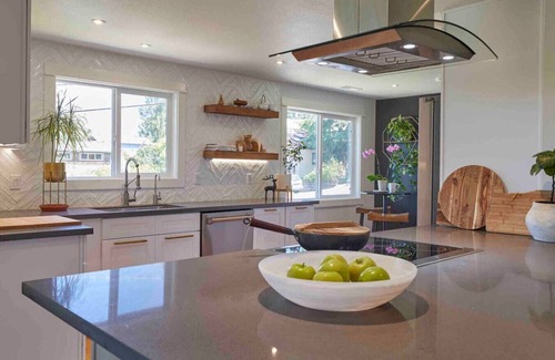 Amazon Villa | Zen Haus Suite A: Serene Retreat with King Beds & Views