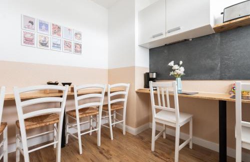 Neudorf-Nord Apartment | - Zen Haven Luxurious 3-Room Japanese-Themed Apartment with King-Size Beds, Balcony, Bamboo Accents, Entertainment Galore & Private Parking - Near Airport & Train Station -