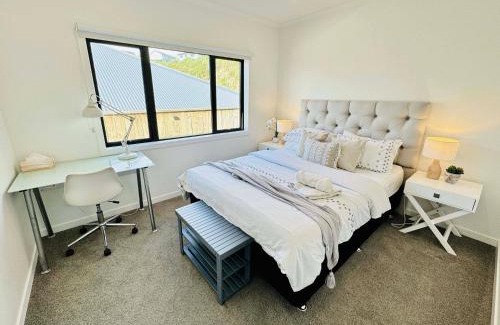 Aotea Apartment | Tranquil Aotea Hideaway: Family-Friendly Retreat Awaits