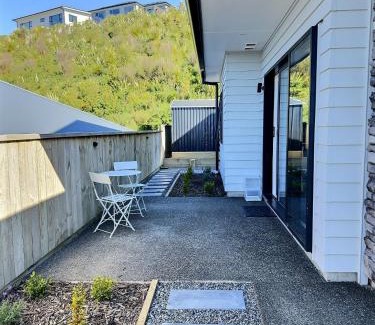 Aotea Apartment | Tranquil Aotea Hideaway: Family-Friendly Retreat Awaits