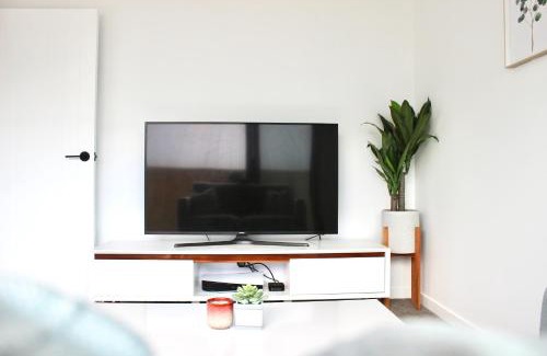 Aotea Apartment | Tranquil Aotea Hideaway: Family-Friendly Retreat Awaits