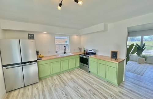 Burlington House | Zen House: Boho Style Retreat with Spa & Pet-Friendly Amenities