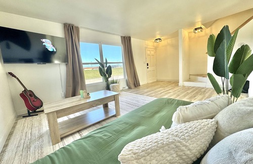 Burlington House | Zen House: Boho Style Retreat with Spa & Pet-Friendly Amenities