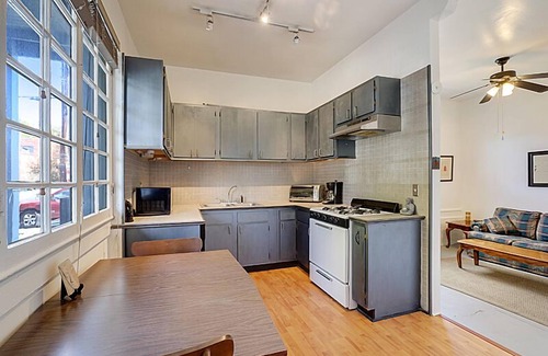 West Riverside Apartment | Zen Retreat: Walk to Whole Foods & Enjoy Great Amenities