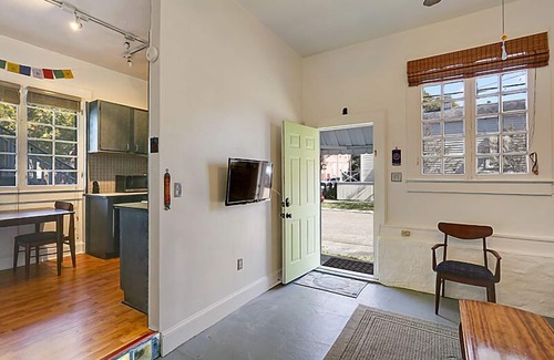 West Riverside Apartment | Zen Retreat: Walk to Whole Foods & Enjoy Great Amenities