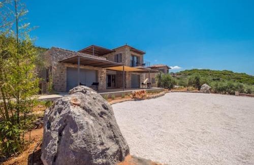 West Mani Apartment | Escape to Zen Rocks Resort with Ocean Views and Spa Access