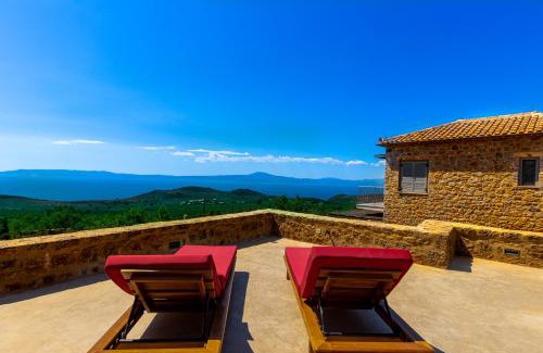 West Mani Apartment | Escape to Zen Rocks Resort with Ocean Views and Spa Access