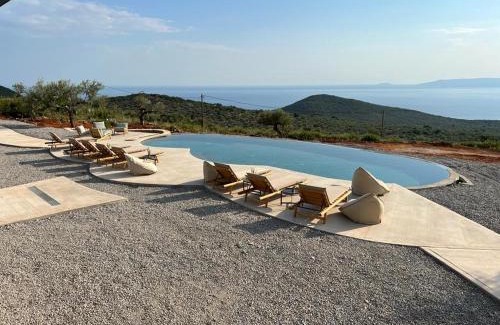 West Mani Apartment | Escape to Zen Rocks Resort with Ocean Views and Spa Access