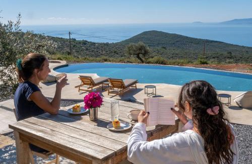 West Mani Apartment | Escape to Zen Rocks Resort with Ocean Views and Spa Access