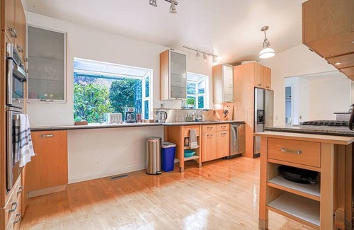 Mercer Island House | Tranquil Mercer Island Home with Kitchen & Breakfast Options