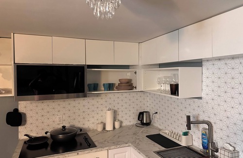 East Lansdowne Apartment | Zenbnb Lansdowne escape, with secure parking spot