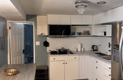 East Lansdowne Apartment | Zenbnb Lansdowne escape, with secure parking spot