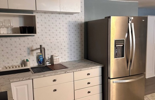 East Lansdowne Apartment | Zenbnb Lansdowne escape, with secure parking spot