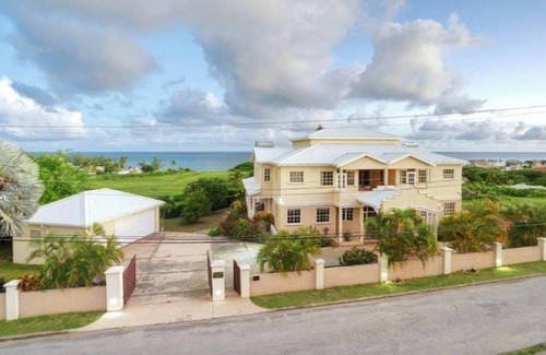 Oistins House | ZenBreak Landsdown House 6 Bd