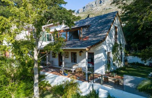 Scott Estate House | Oceanfront ZenCapeTown Holiday House with Pool & Views