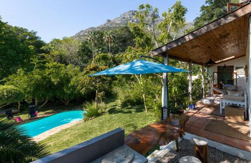 Scott Estate House | Oceanfront ZenCapeTown Holiday House with Pool & Views