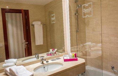 Centro Hotel | Pet-Friendly Retreat at Zenit Málaga with Breakfast Included