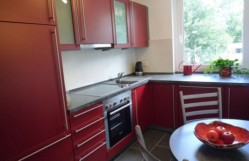 Zentrum Apartment | Tranquil Green Retreat: Perfect Family Getaway with Spa