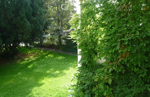 Zentrum Apartment | Tranquil Green Retreat: Perfect Family Getaway with Spa