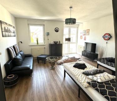 Marienthal Ost Apartment | Stylish Apartment with Free WiFi & Netflix Near Train Station