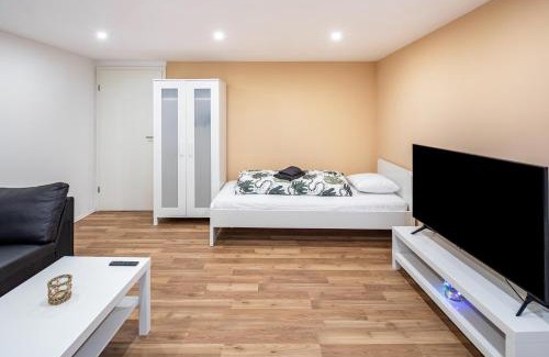 Waldau Apartment | Family-Friendly Getaway at Zentrum Kassel with Hot Tub