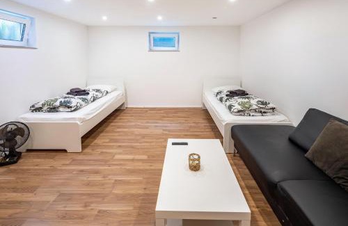 Waldau Apartment | Family-Friendly Getaway at Zentrum Kassel with Hot Tub