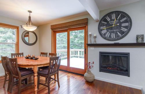 Truckee House | Inviting Zermatt Getaway with Ocean View and Pool Access