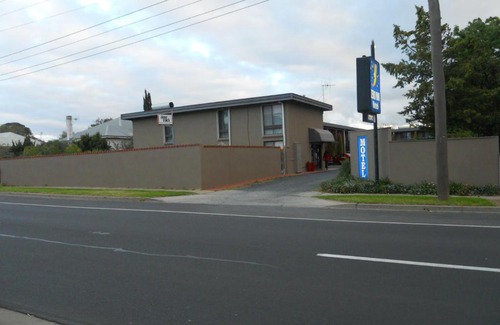 Nhill Hotel | Relax at Zero Inn Motel: 4-Star Comfort with Pool & Breakfast